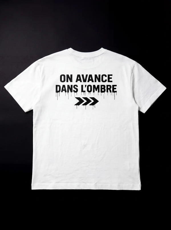 T-shirt blanc ON AVANCE DANS L'OMBRE — sérigraphie streetwear