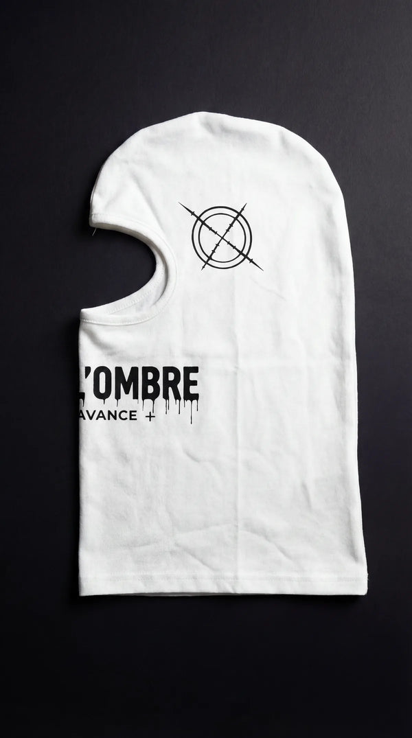 Cagoule blanche DANS L'OMBRE — vue de côté